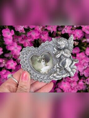 💘Victorian Inspired Cherub Brushed Silver Metal Heart Photo Frame Angel